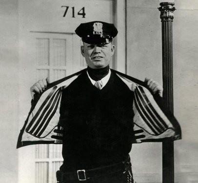 <p>1932 yılında, Amerika'da trafik polisleri üşümesin diye elektrikle ısınan bir yelek yapıldı. Gereken enerji sokaklardaki prizlerden sağlanıyordu.</p>
