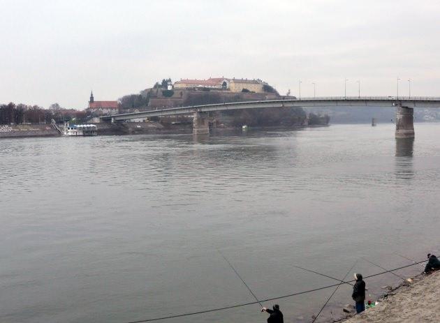 <p>Novi Sad'in en önemli turistik noktası Roma döneminde inşa edilen Petrovaradin Kalesi. Novi Sad ile Kaleyi ve adını aldığı Petrovaradin kasabasını aradan geçen Tuna nehri bölüyor. Belgrad'dan gelirken ilk kale ve bu kasaba karşılıyor zaten sizi.</p>