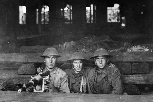 <p>37. Dokuzuncu makineli tüfek birliğinden Amerikan askerleri<br />
<br />
Chateau Thierry, Fransa yakınlarında makineli tüfek başında poz vermişler, 7 Haziran 1918. </p>