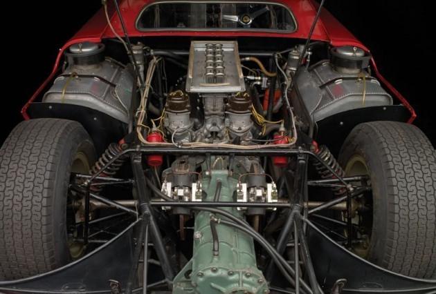 <p>V-12 motora sahip olan süper klasik otomobil, 3,3 motor hacmi ve 320 beygir gücüne sahip.</p>