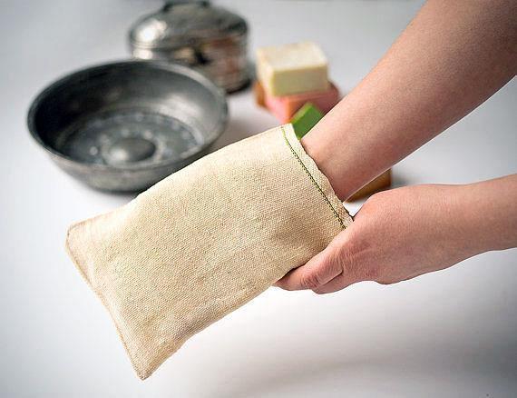 <p><strong>9. Banyo fırçası yerine dokulu kumaşlar</strong></p>
<p>Eskiden vücuttaki ölü derilerden kurtulmak için kese tercih edilirdi. Siz de banyo fırçaları yerine işlenmiş kumaştan olan keseleri tercih edebilirsiniz.</p>