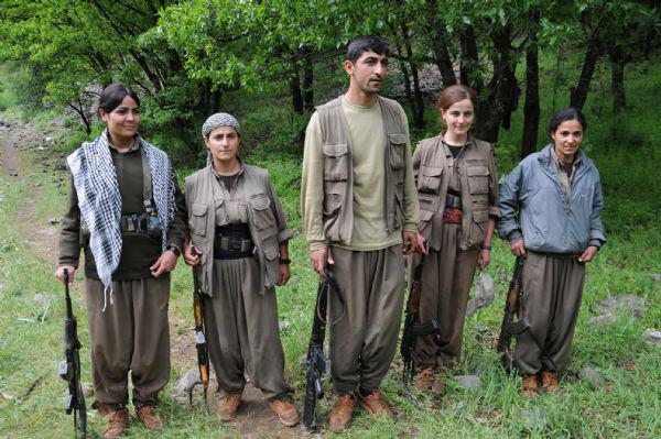 <p>Tunceli'de geçen mayıs ayında doğa yürüyüşüne çıkan grupla karşılaşan ve fotoğrafı çektiren 2 kadın PKK'lı dün Kuzey Irak'taki Metina Kampı'nda görüldü.</p>
