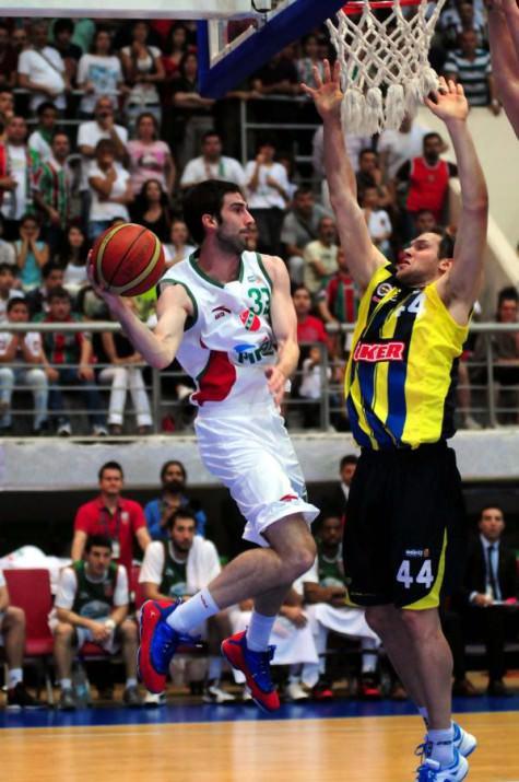 Pınar Karşıyaka, sahasında Fenerbahçe Ülker'i 81-78 mağlup ederek seriyi 2-0'a getirdi ve playoff yarı finaline çıktı.