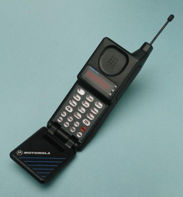 <p>Motorola MicroTAC - İlk kapaklı telefon MicroTAC, tüketicilerin ‘cebe sığacak’ telefon kavramına alışmalarını sağladı. ‘MicroTAC Pocket Cellular Telephone’ adı verilen cihaz, 1989 yılında dünyadaki en küçük cep telefonuydu. Boyu 22 cm olan telefon, yaklaşık 450 gr ağırlığındaydı. Bugün tablet-akıllı telefon olarak kullandığımız Galaxy Note II ise 15.2 cm uzunluğunda ve 180 gr ağırlığında.</p>