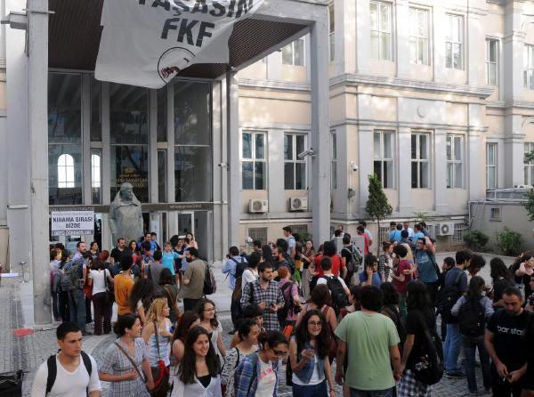 SANATÇILAR DESTEK VERDİ Sanatçılar adına açıklama yapan Orhan Aydın, “Bu aslında tarihi bir an. Deniz Gezmiş'ten korkmanın bu coğrafyaya hiçbir yararı yoktur. Çünkü eşitlik, özgürlük ve bağımsızlık mücadelesi verenler mutlak ama mutlak kazanacaklardır. Burası güzel sanatlar fakültesi ve burada heykelcilik bölümü var. Bir yaratıcımızın Deniz Gezmiş heykel tasarımı FKF tarafından okul bahçesine konmak isteniyor. Ancak okul yönetimi de bu heykele karşı olduğunu söylüyor. Güzel Sanatlar Fakültesi gibi bir okulda o heykelin buraya çok yakışacağını düşünüyorum. 1968'de Amerikalıların denize döküldüğü Dolmabahçe'de boğaza bakan Deniz Gezmiş heykelinin çok önemli bir duruş olacağını düşünüyorum. Onun için buradayız" dedi.