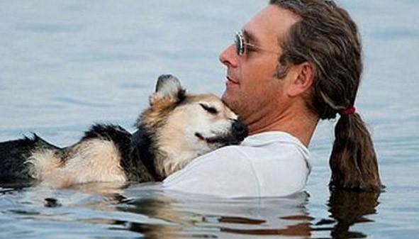 ABD’de hasta köpeğinin ağrılarını dindirmek için onu her akşam gölde kucağında uyutan John Ungar’ın fotoğrafı Facebook’ta 2,5 milyon kişi tarafından paylaşıldı. 