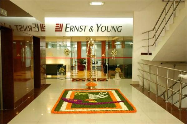 <p><span id="title" class="title">9. Ernst & Young</span></p>
<p id="summary">Ernst & Young, 2 bin 316 kişiye sponsor oldu ve çalışanlarına yıllık 86,428 dolar ücret ödüyor.</p>