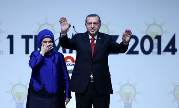 <p>İdealist Kadınlar Derneği’nin faaliyetlerine katılan Emine Hanım, Tayyip Erdoğan ile de 1977’de bu vesileyle katıldığı bir konferansta tanışmıştı.</p>

<p> </p>
