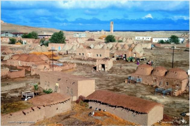 <p><strong>Bir masal şehri Harran</strong><br />
Şanlıurfanın 45 km. güneydoğusundakı Harran, Mezopotamya ile Akdenizi birleştiren önemli bir durak noktası. 5 bin yıllık bir geçmişe sahip. İlk çağlardan beri önemli kültür merkezi.</p>