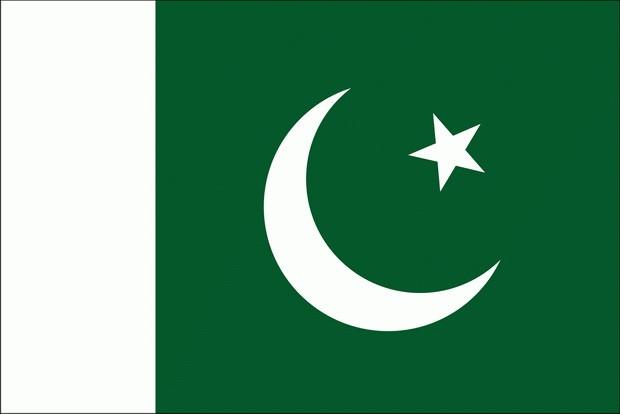 <p>Pakistan: Pakistan ulusal bayrağı, Syed Amir-ud-Din Kedwaii tarafından 1906 yılında Hindistan Müslümanları için Türk bayrağından esinlenerek dizayn edilmiştir.Pakistan bayrağında yeşil zemin İslamiyeti, beyaz zemin diğer dinleri, hilal "ilerlemeyi" beş köşeli yıldız ise geleceği ve aydınlığı sembolize etmektedir.</p>
