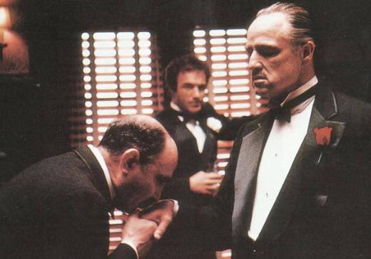 <p>Mario Puzo’nun ‘kutsal emanetini’ teslim alıp, kitabı yaratma süreci nasıl işledi? - Puzo’nun ailesi temsilcim Neil Olson’la irtibata geçip, Mario Puzo’nun üzerinde çalıştığı 50 sayfalık ham metni yolladı. İçinde olaylar zinciri ve bazı diyaloglar vardı. Benim görevim bu 50 sayfayı alıp, 450 sayfalık bir kitaba dönüştürmekti. Tekniğim, Mario Puzo’ya kıyasla daha sinematik oldu. O, uzun tasvirler kullanmayı sever. Ben ise yazarken gözümde hep sahneleri canlandırdım, ‘nasıl çekilir?’i düşündüm. Yine de yemek, vahşet ve seks bölümlerinde ben de ‘Baba’ kitaplarındaki yoğun tasvir ekolünü sürdürdüm.</p>