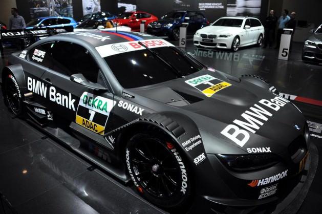 BMW M3 yarış otomobili - Milquet yazıda vücutlarını sımsıkı saran giysiler giymiş kadınların reklam amacıyla kullanılmasını eleştirdi ve “Bir otomobil fuarı ailenizle birlikte gideceğiniz bir yerdir. Çocuklarımıza ve gençlere aktardığımız stereotipleri sorgulamamız gerekiyor” dedi.