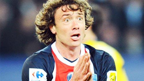 DİEGO LUGANO     Fenerbahçe’ye son yıllarda gelmiş en iyi savunma oyuncularından biri olan ve sarı lacivertlilerin ilk 11’inin değişmezi olan Diego Lugano geçtiğimiz sezonun başında büyük umutlarla Paris Saint Germain’e gitti. İlk sezonunda zaman zaman forma şansı bulsa da bu sezon hiçbir maçta oynayamayan Lugano, maçların 18 kişilik kadrolarında bile yer bulamadı. Uruguay Milli Takımı kaptanı ocak ayında gideceği yeni takımı belirlemek üzere görüşmelerde bulunmaya başladı.
