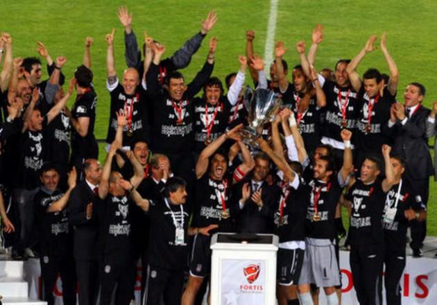 “Kupa yine Kartal’ın” 2008-09 BJK 4-2 FB Yine İzmir Atatürk stadı, yine bir kupa finali yine Beşiktaş’ın zaferi. Türkiye Kupası’na 26 yıldır hasret kalan Fenerbahçe’nin önündeki engel yine Beşiktaş. Siyah-beyazlılar ezeli rakibine kupa yolunda bir kez daha taş koyuyor ve sahadan 4-2’lik galibiyetle ayrılıp, kupayı Avrupa yakasına götürüyordu. 