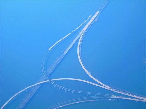 <p>Deniz üzerindeki en uzun köprü 26,4 millik uzunluğuyla Çin'deki Jiaozhou Koyu Köprüsü</p>
