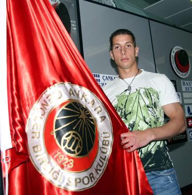 RADOSLAV PETKOVIC (GENÇLERBİRLİĞİ) Gençlerbirliği, Blackburn Rovers'da forma giyen ve orta sahada görev yapan Sırp futbolcu Radoslav Petkovic'i renklerine kattı.