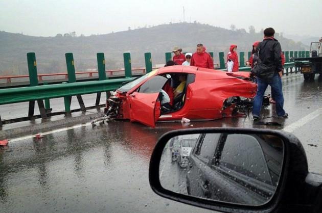 Otobanda yarışmakta olan iki Ferrari çok yüksek hızla ilerlerken tampon tampona çarpıştı ve iki araçta da çok büyük hasar meydana geldi.