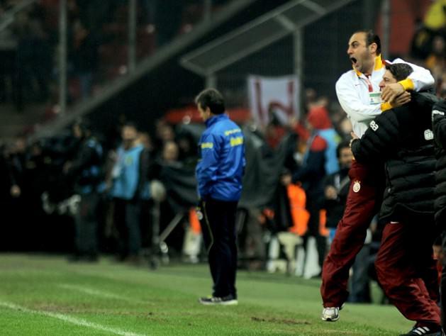 ABDULLAH COŞKUN Galatasaray ligde ezeli rakibi Fenerbahçe'yi mağlup etti. Gol sırasında Galatasaray yedek kulübesinin sevinci üzülen Aykut Kocaman ile birlikte böyle görüntülendi.