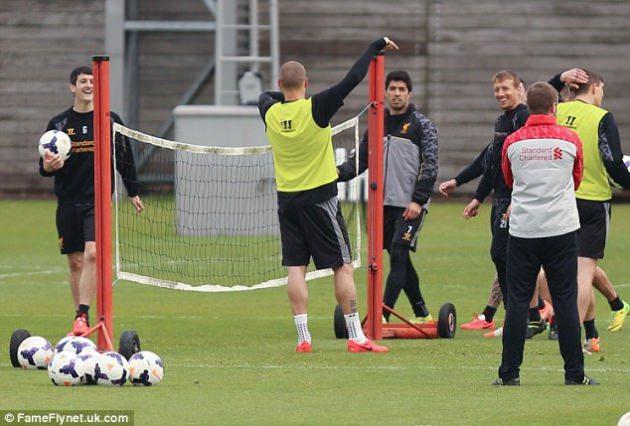 Olayın Martin Skrtel'in, oyun sırasında karşı takım ile dalga geçmesi sonrasında meydana geldiği ve Luis Suarez'in takım arkadaşını iterek sert sözler söylediği ve ikiliyi Philippe Coutinho ve Lucas Leiva'nın ayırdığı ifade edildi.