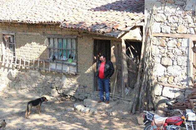 &Ccedil;anakkale Kazdağlarının eteğinde g&ouml;&ccedil; sebebiyle resmi n&uuml;fusu 3'e d&uuml;ş&uuml;nce t&uuml;zel kişiliği kaldırılan Kıra&ccedil;oba k&ouml;y&uuml;nde tek başına yaşayan 75 yaşındaki eski muhtar, "Evim sağlam olsa &ouml;lene kadar bu toprakları bekleyeceğim" dedi.