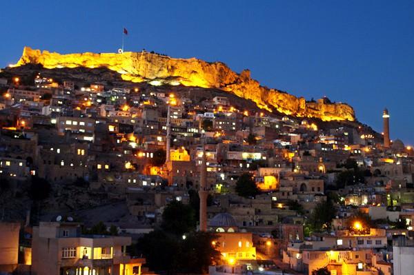 <p><strong>Mardini görmeden olmaz</strong><br />
Taşın insan yaşamındaki yerini, insan emeğinin taşı nasıl şekillendirdiğini görmek için dinlerin, mezheplerin harman olduğu Mardin'e yolunuzu düşürün.</p>
