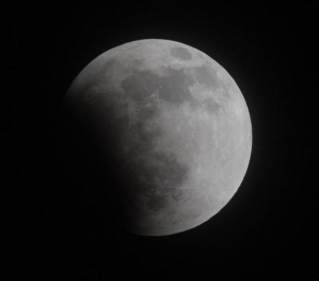 Tam Ay tutulması Amerika kıtasından izlenebiliyor. Ay'ın kırmızı renk aldığı tam Ay tutulmaları 1492, 1949 ve 1967 yıllarında gerçekleşmişti.