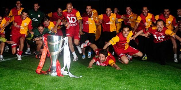- Spor Toto Süper Lig'de 2011-2012 sezonu şampiyonu Galatasaray oldu. Süper Final Şampiyonluk Grubu'ndaki 6. ve son maçta deplasmanda Fenerbahçe ile golsüz berabere kalan sarı-kırmızılı takım, 18. kez şampiyonluğa ulaştı… Karşılaşmanın ardından Fenerbahçe Şükrü Saracoğlu Stadı'na olaylar çıktı. Galatasaray, şampiyonluk kupasını soyunma odasında alma teklifini kabul etmedi. Çıkan olaylara karıştığı gerekçesiyle 47 kişi gözaltına alındı.