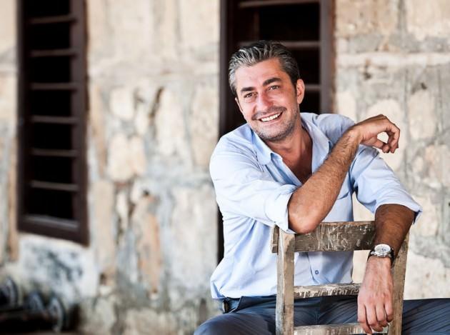<p><strong>Erkan Petekkaya</strong><br /><br />1993'ten beri kadrolu devlet tiyatrocusu olan Erkan Petekkaya, Öyle Bir Geçer Zaman Ki dizisinde canlandırdığı Ali Kaptan rolüyle 7'den 70'e tanınır hale geldi. Ünlü oyuncu, uzun yıllardan beri hayalini kurduğu kasap dükkanını geçtiğimiz yıl Beykoz'da açtı. Mest Et kasap dükkanı ile Petekkaya'da ticarete atılan ünlüler kervanına katıldı.</p>