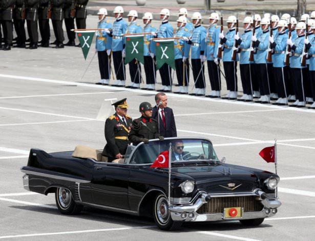 <p>Cumhurbaşkanı Recep Tayyip Erdoğan'ın 30 Ağustos Zafer Bayramı'nda birlikleri selamladığı 1957 model Cadillac, daha önce de Cemal Gürsel, Cevdet Sunay, Fahri Korutürk ve Kenan Evren gibi isimleri taşıdı. </p>
