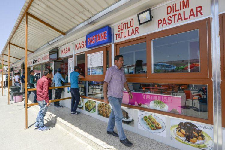 <p>Mehmetçiğin görev yerlerine gönderilene kadar geçici olarak KTM'de iskan ve iaşe edildiğini ifade eden Erten, şunları söyledi:</p>
<p> </p>