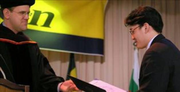 5 yaşına bastığında en zor integral ve diferansiyel denklemleri çözebilen dahinin IQ'su 210'un üzerinde olarak biliniyor. 3 yaşında Hanyang Üniversitesi'nden kabul alan Yong, 6 yaşına kadar fizik bölümünde misafir öğrenci olarak okudu.