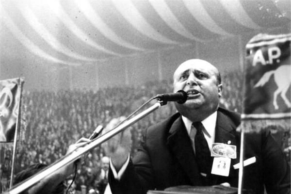<p><strong>Demirel dönemi</strong><br /> <br />1965 yılında Adalet Partisi ile iktidara gelen Süleyman Demirel, 1966-70 yıllarında beş stand-by anlaşması kapsamında toplam 175,5 milyon SDR borca imza attı.</p>