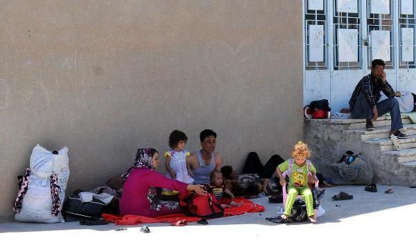 Suriye'den göç edenleri mülteci kampında ziyaret eden Mesut Barzani, "Burası sizin eviniz" dedi.