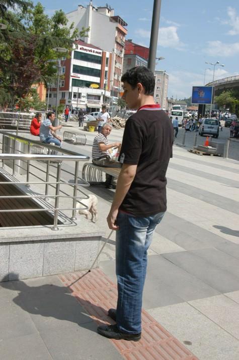 G&ouml;rme engelliler, bastonlarını s&ouml;z konusu yol s&uuml;rt&uuml;p &uuml;zerlerindeki kabartma işarete g&ouml;re y&ouml;n&uuml;n&uuml; buluyor. 