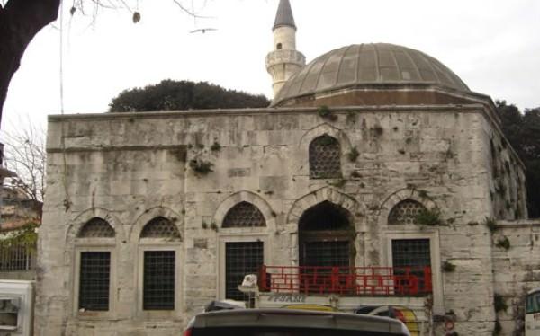 <p>Aynü'l Hayat Türbesi<br /><span><br /> Sultan III. Mustafa ve III. Selim Türbesinin yanı Laleli-Fatih<strong></strong></span></p>