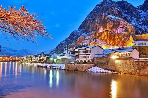 Amasya'nin nehir guzelleri: Bir İç Anadolu şehrinde de sizi şaşırtacak şeyler olabilir. Şehrin merkezinden geçen Yeşilırmak'ın kenarında sıralanan ve geleneksel Osmanlı evinin bütün özelliklerini bünyesinde taşıyan Amasya evleri bu şehri görmek için iyi bir neden.
