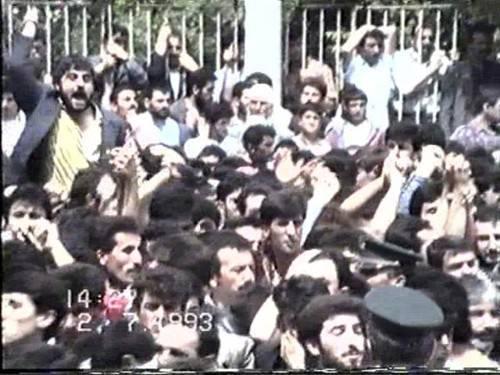 İçişleri Bakanlığı tarafından TBMM Darbe ve Muhtıraları Araştırma Komisyonu’na gönderilen fotoğraflarda göstericiler Madımak Oteli’ne doğru yürürken görülüyor. 