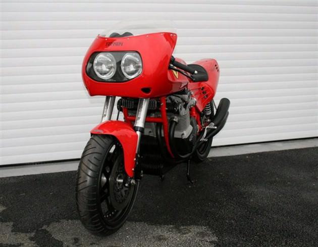 900 cc'lik ve 4 silindirli bir motora sahip olan bu Ferrari, 105 beygir gücünde ve saatte 100 kilometre hıza 3 saniyenin altında bir zamanda ulaşabiliyor.