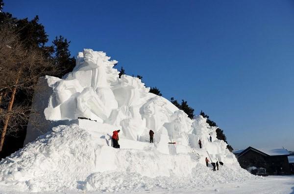 Çin'de gerçekleşen 'Jingyue Snow World Festival' adlı geleneksel kar festivalinde dev binalar inşa edildi. Binaların özelliği ise hepsinin kardan yapılması... 200 kilometrekarelik bir alanda gerçekleşen festival için onlarca sanatçı günlerce çalıştı. Heykeller, gece de ışıklandırılarak görsel bir şölen sunuyor.