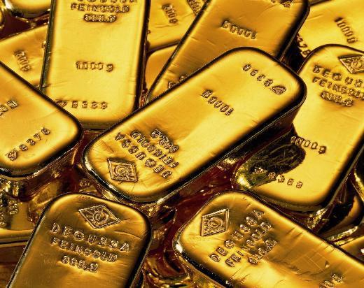 <p>Cevap Dünya Altın Konseyi raporuna göre, merkez bankaları 2009 yılından bu yana altın alıyor. Gelişmiş ekonomilerdeki büyümenin sekteye uğraması ile başta dolar olmak üzere kağıt paralara karşı oluşan güvensizlik nedeniyle güvenli limanlara doğru portföy çeşitlendirmesine gidilmek isteğinden merkez bankaları da nasiplendi. Özellikle sermaye çıkışlarına maruz kalması durumunda sorun yaşayabilecek, kısa vadeli sermaye hareketlerinin yoğun yaşandığı Türkiye gibi ülkeler bu süreçte rezervlerinin bir kısmını altın cinsinden tutmaya başladılar. Merkez bankalarının altın alımını etkileyen ana belirleyici fiyat değil, belirsizlik ortamında risk yönetimi ve rezerv çeşitlendirmesi.</p>