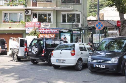 - Otobüs, tramvay ve taksi duraklarında duraklamak 77 lira. Otobüs duraklarını gösteren levhalara her iki yönden 15 metrelik mesafe içinde park etmek 77 lira.