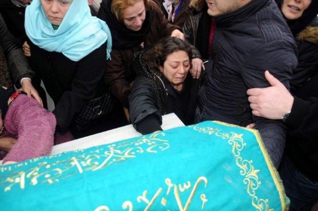 Cenazeye ünlü oyuncu Halit Ergenç de eşi Bergüzar Korel ile birlikte katıldı.