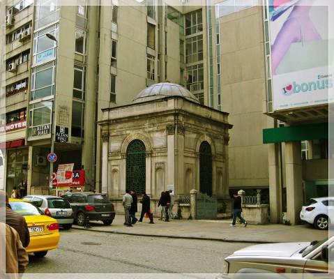 <p>Mahmud Nedim Paşa Türbesi</p>
<p>Bab-ı Ali Caddesi Cağaloğlu - Eminönü - Fatih</p>