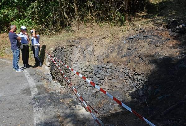 İtalya'da gerçekleştirilen bir ralli büyük bir trajediye sahne oldu. Yoldan çıkan araç yanarak kül oldu. Aracın içinde bulunan 10 yıldır beraber yaşayan nişanlı çift yani pilot ve yardımcısı yanarak feci şekilde can verdi.