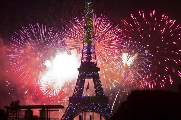 <p><strong>8- Paris</strong><br />Dünyanın en çok turist çeken şehirlerinin başında gelen Paris’te bir somun ekmek 8 dolar, bir litre süt 2,55 dolar, bir paket marka sigara 8 dolar, üç ya da dört kişilik yemek 2 bin 177 dolar.</p>