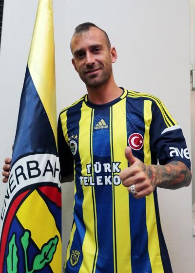 RAUL MEIRELES (FENERBAHÇE) Fenerbahçe'nin bombalarından biri de son olarak Chelsea'de forma giyen ve geçen sezon Şampiyonlar Ligi şampiyonluğu yaşayan Raul Meireles oldu.