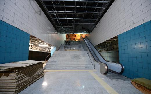 <p>İSTANBUL Boğazı’nı deniz altından birbirine bağlamak birçok düşünürün, dahinin ve sultanların yüz yıllarca hayalini süsledi. Boğaz altından geçen projelerden, en eskisi ünlü dahi Leonardo da Vinci’ye aitti. Ayrıca 1904 yılında Sultan 2. Abdülhamit tarafından Fransızlara benzer bir proje çizdirildiği biliniyor. Boğaz’ı deniz altından birbirine bağlamak Cumhuriyet döneminde de üzerinde yıllarca çalışılan hayallerden birisi oldu. Yılların hayalini içinde barındıran Marmaray Projesi “son makyajını” tamamlayarak açılışa hazırlanıyor.</p>
