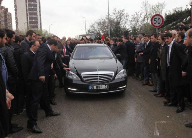 <p>Daha önce Volvo marka araç kullanan MHP Genel Başkanı Devlet Bahçeli artık Mercedes marka aracı kullanıyor</p>