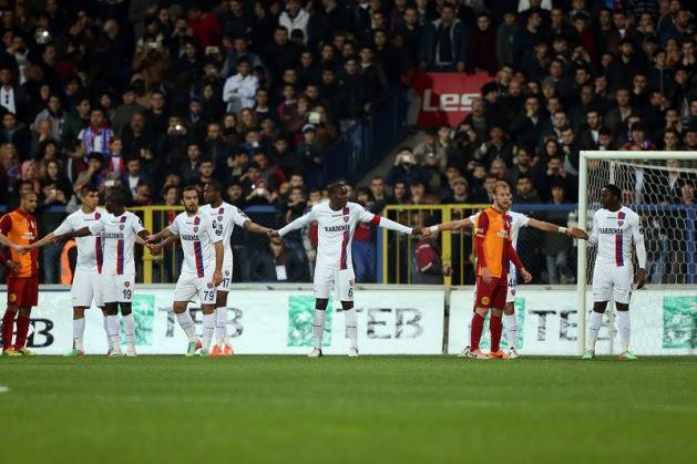 <p>Maçın 62.dakikasında Galatasaray'ın serbest vuruş kullanacağı sırada Karabüklü oyuncular ceza sahası dışında el ele tutuşarak Galatasaraylı oyuncuların içeriye koşu yapmalarını engelledi.</p>
