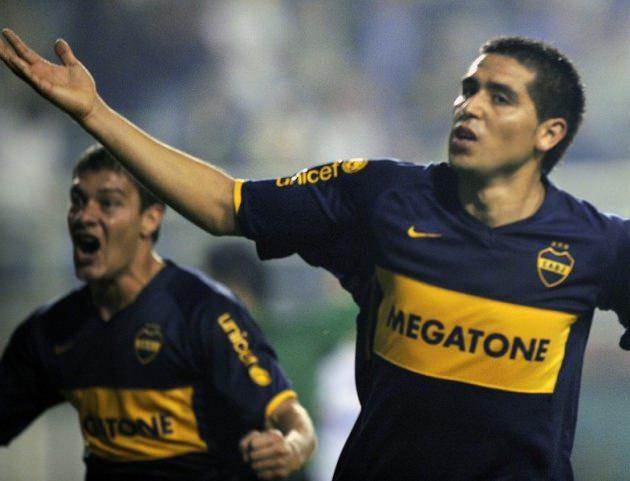 <p><strong>Sebastian Battaglia</strong></p>
<p>Arjantinli orta saha oyuncusu Sebastian Battaglia (Solda), 34 yaşında Boca Juniors'ta yeşil sahalara veda etti.</p>